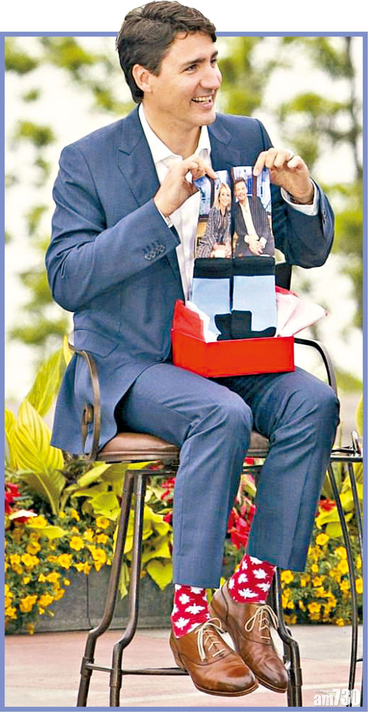 加國傳媒月前贈他一對主播襪(手持)。