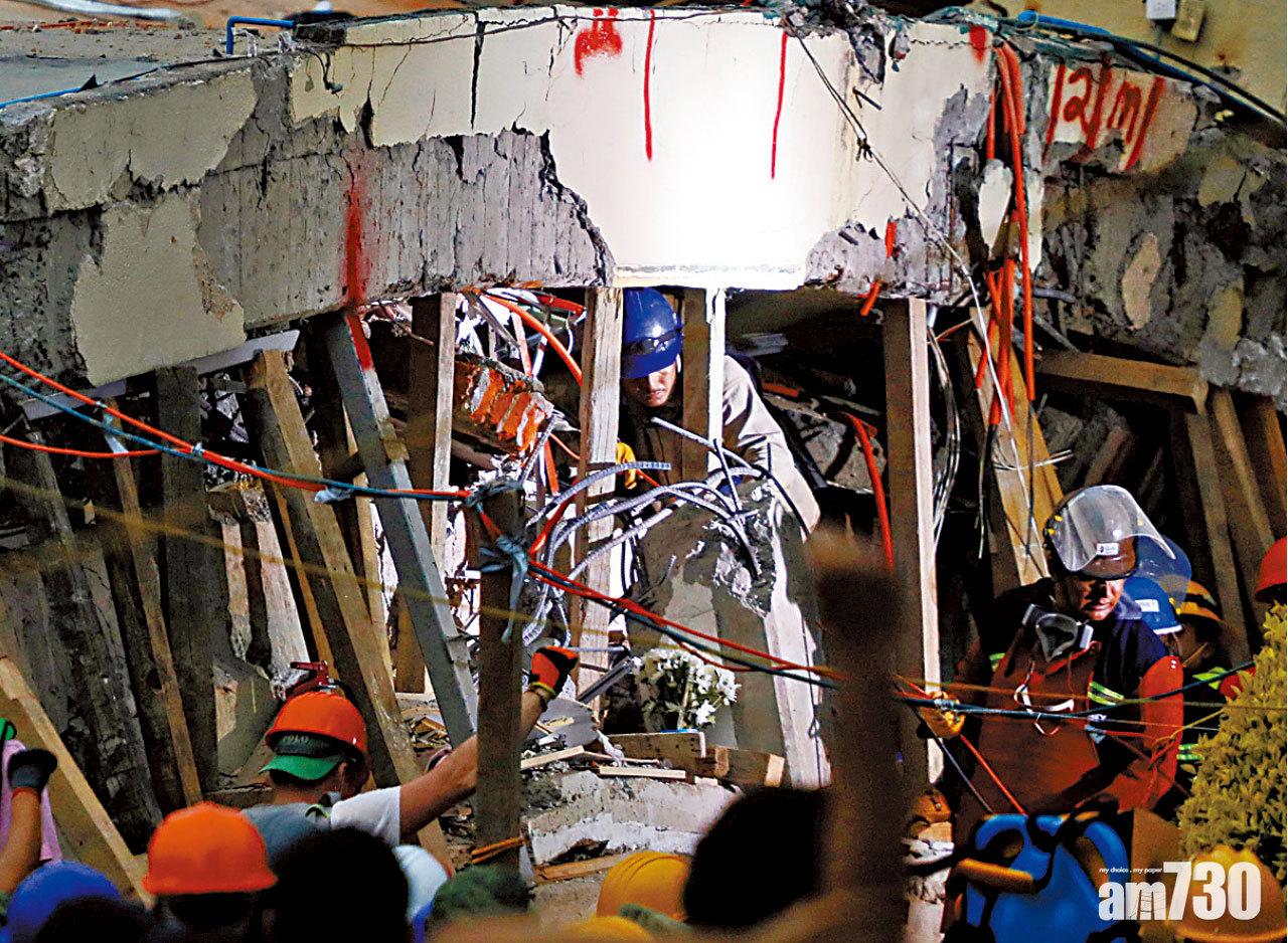 拯救人員連續第二晚通宵在倒塌小學搜救生還者。(路透社、美聯社、互聯網)