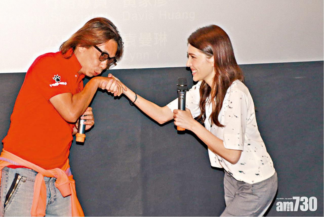 在活動上,林敏驄一度裝作要親吻許瑋甯的手。