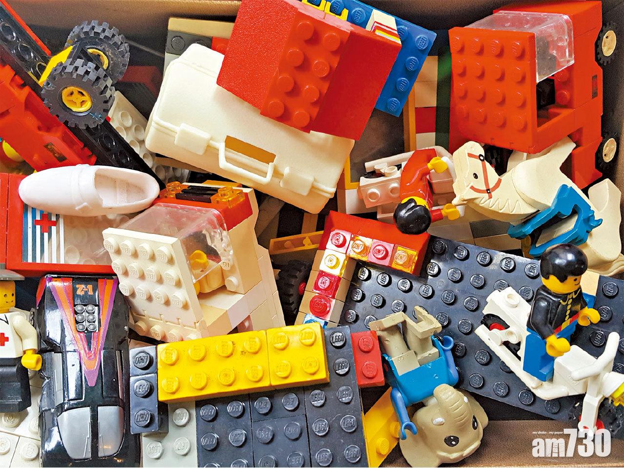 最近發現自己珍藏的少量玩具,狀態凝固在兒時玩樂的最後一刻(好像還有疑似牙印)。