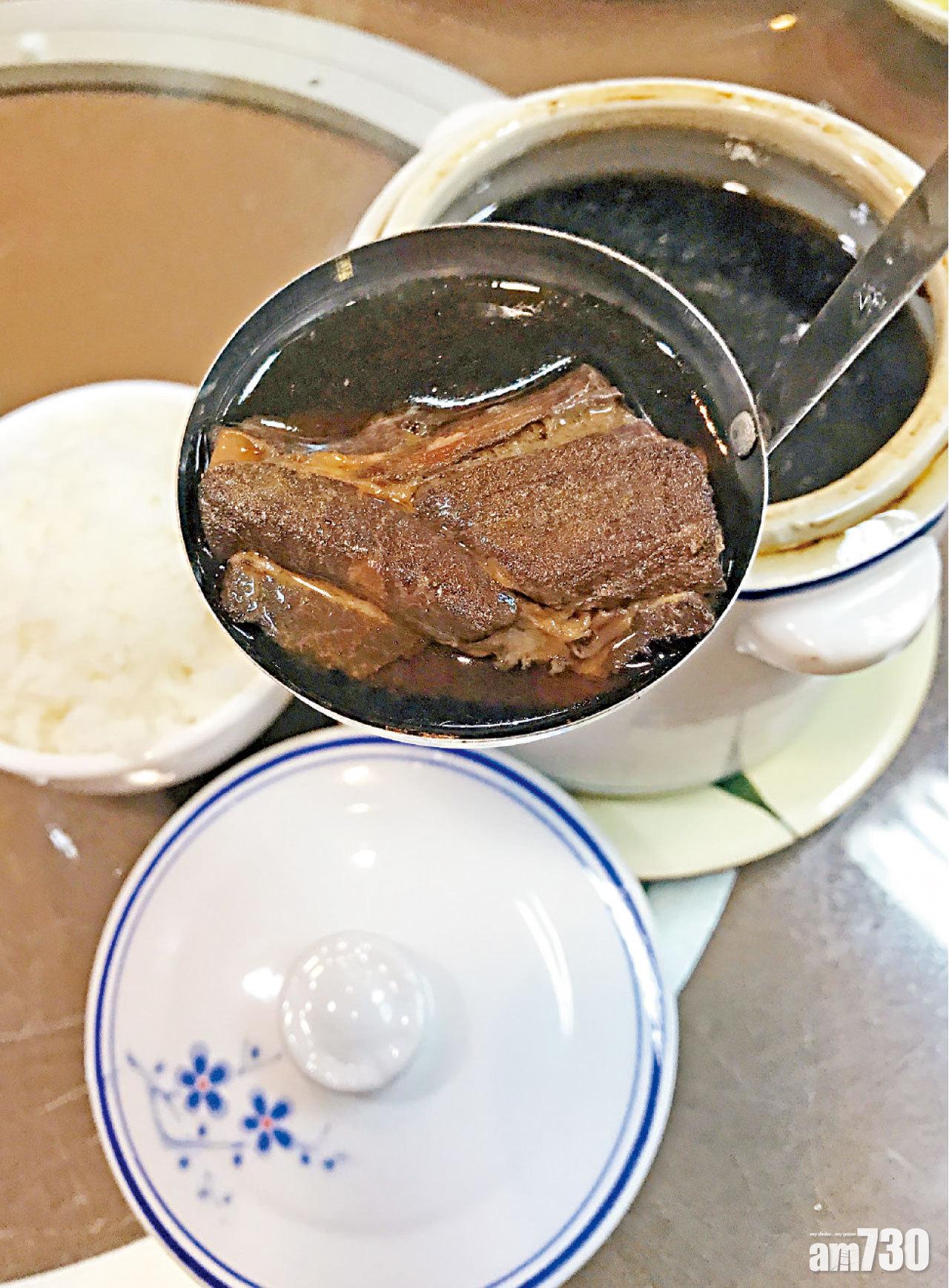 {肉骨茶}
以當歸、熟地、玉竹、川芎、甘草等熬製的肉骨茶。