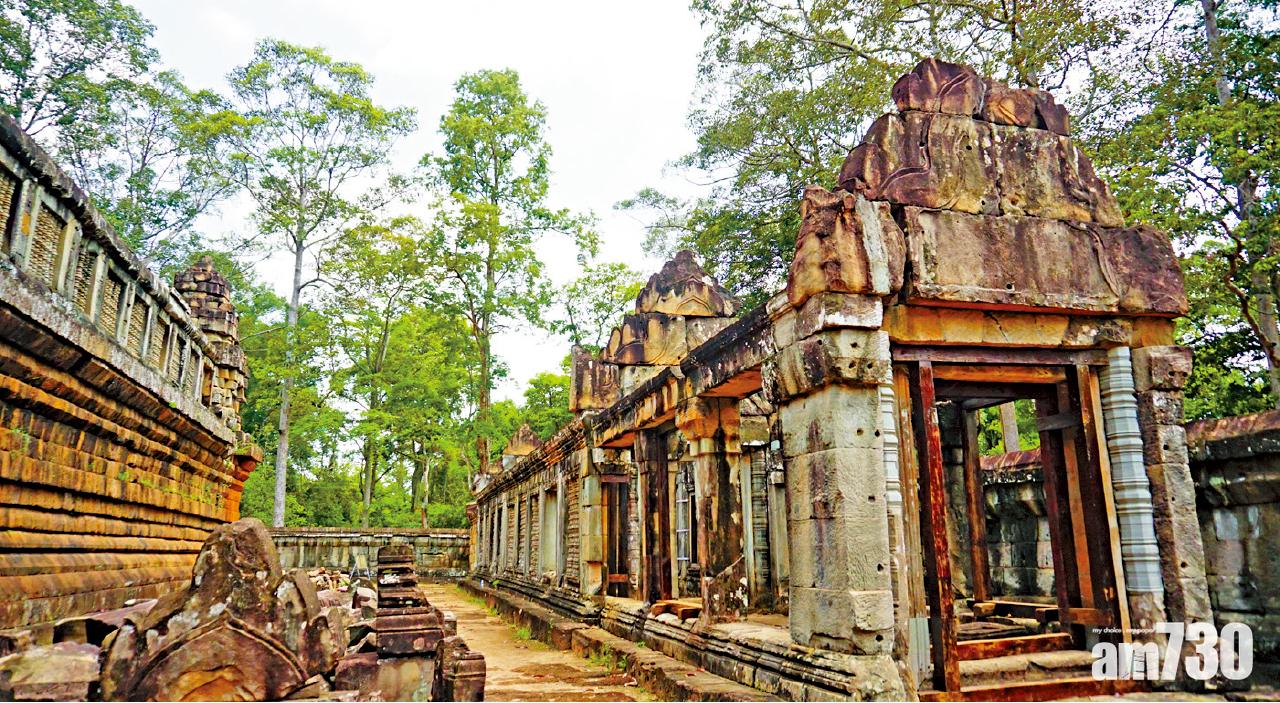 舊日華麗的長廊已不復見,只剩下空洞的窗框。