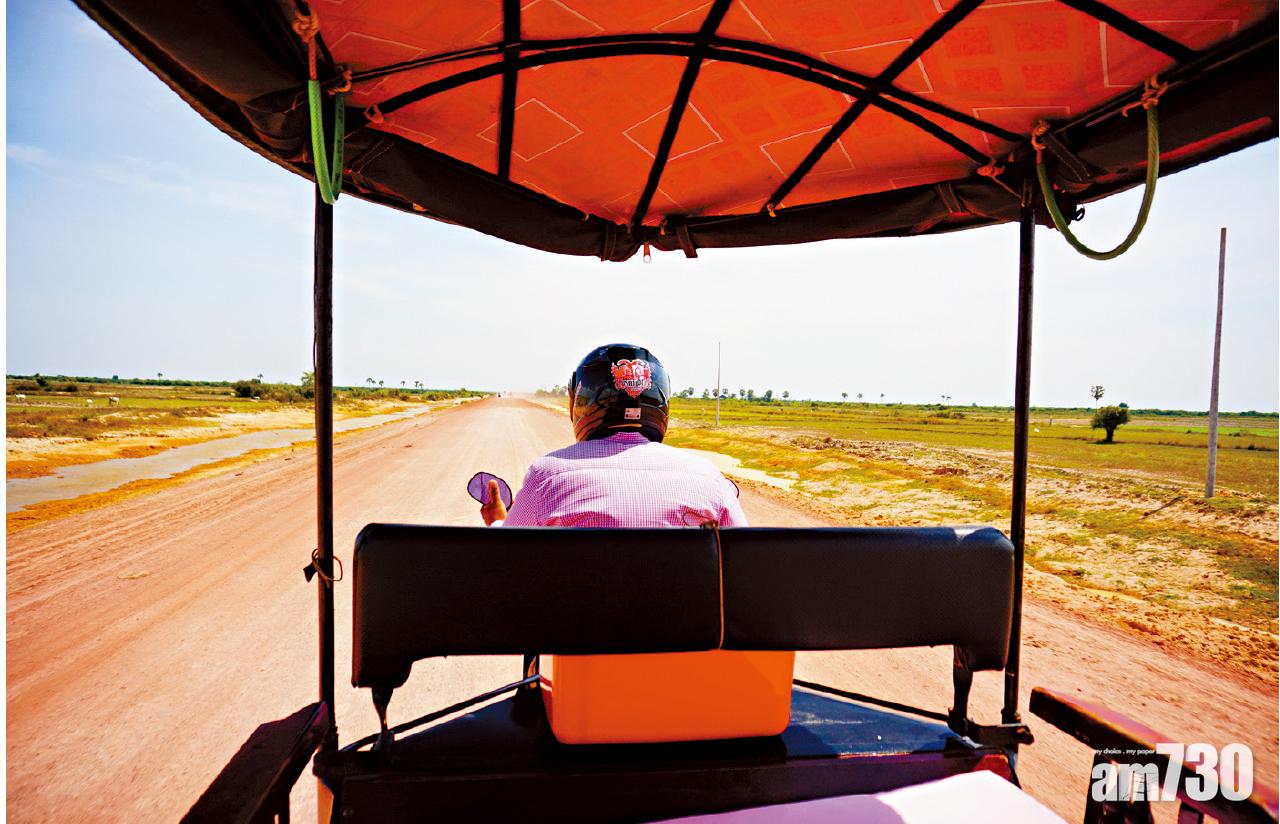包嘟嘟車前往洞里薩湖,最後一段路途塵土飛揚。