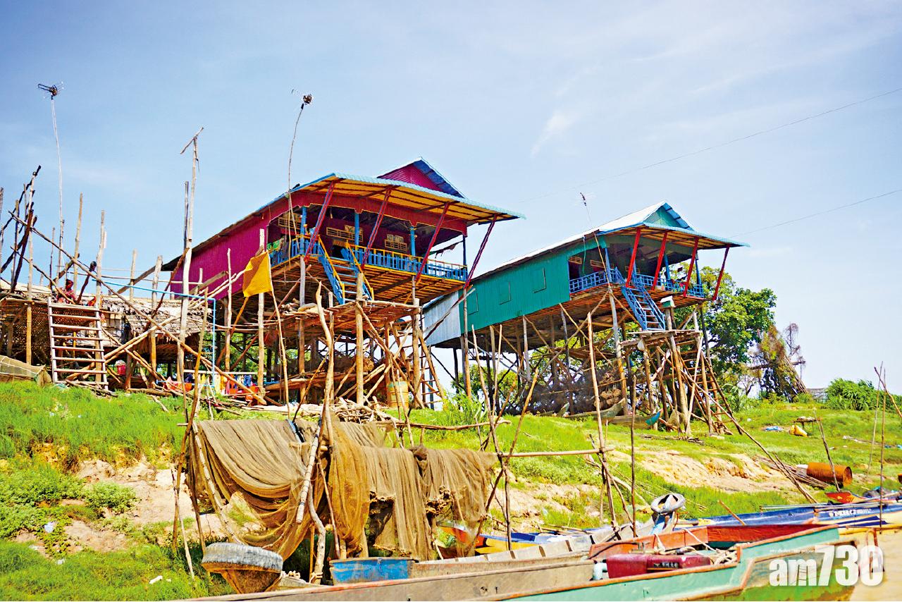 空邦魯的「高腳屋」,旱季時能夠清楚看見房子的基本構造。