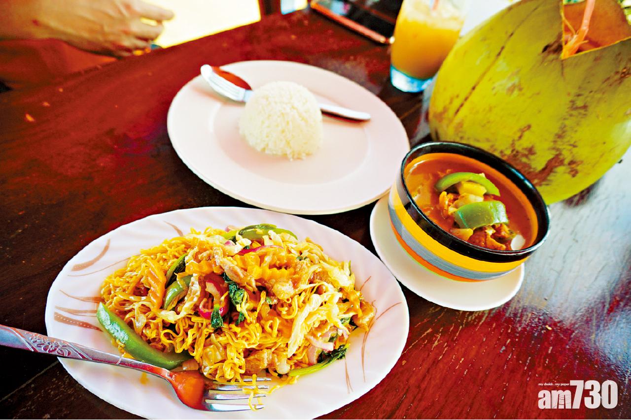 由船伕帶領前往洞里薩湖水上餐廳,即點即煮風味餐。