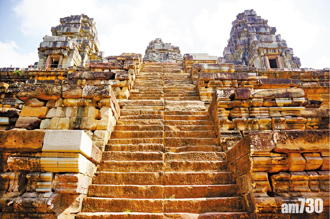 要登上茶膠寺高點欣賞整座建築,必須先冒著猛烈陽光爬上又高又窄的石階。