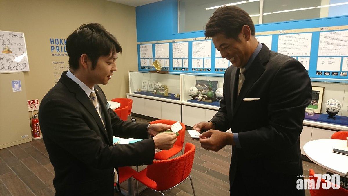 夕張市長鈴木直道 (左)