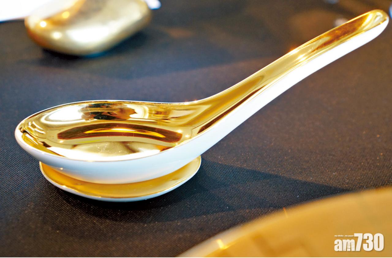 第一次與張聰傾談,對他單是一隻湯匙的設計執著很欣賞,這湯匙不但以名品高踭鞋作靈感,而且送湯入口等角度也是經過計算。