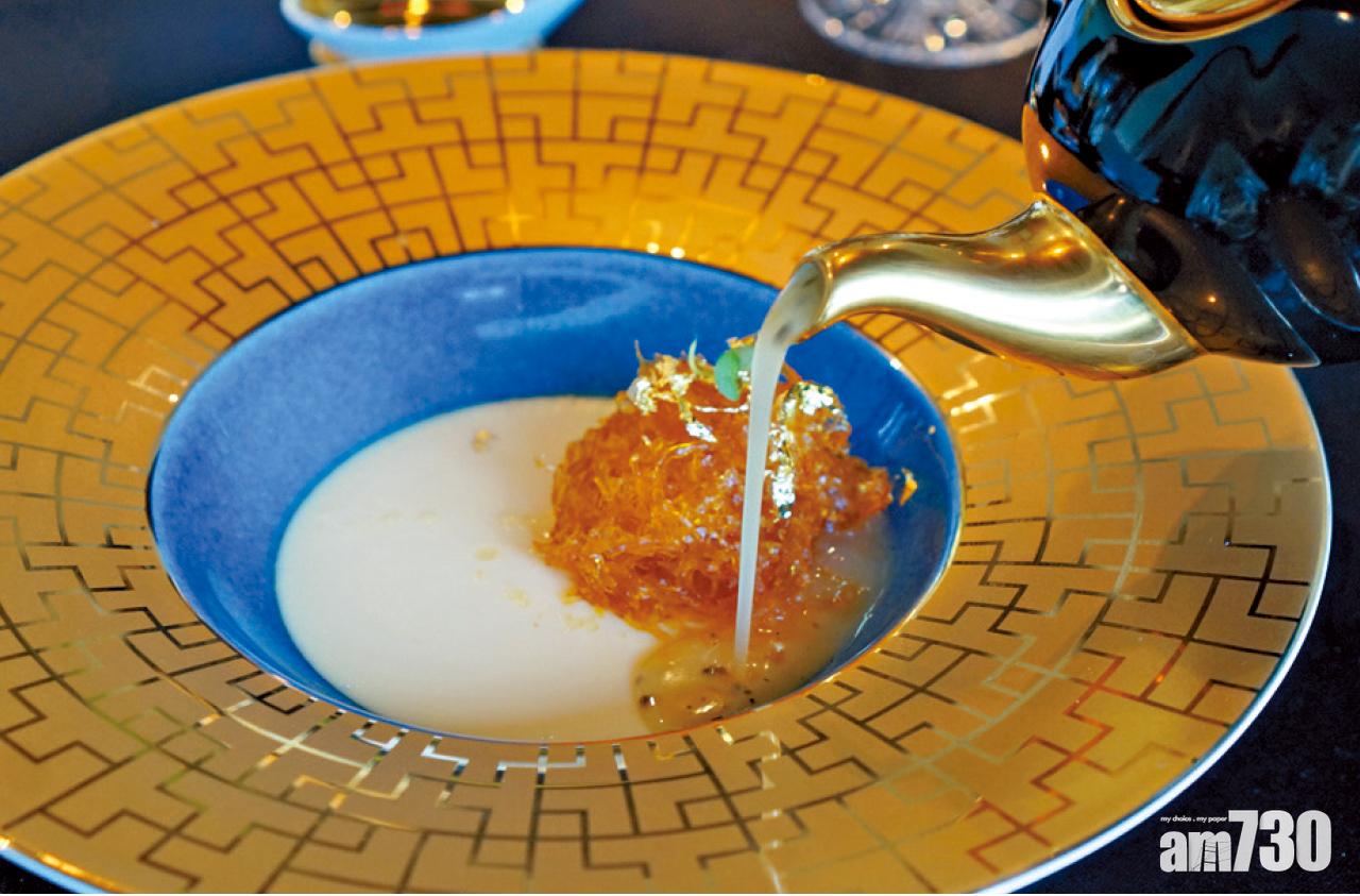 黑松露已加在濃厚充滿骨膠原感的雞湯中,而選用金絲燕除了因為顏色對比效果更佳,更是其口感一絲絲的,與蒸蛋的嫩滑可配搭。