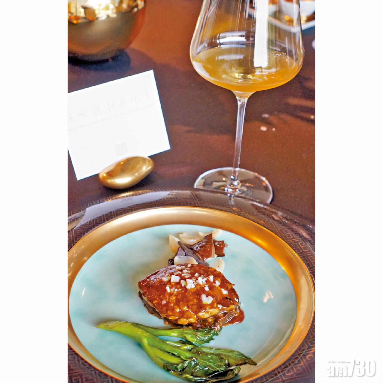 日本三陸著名出產黑鮑魚,這隻比手掌更大,味道配搭新奇,而冷泡茶中國茶的花香突出,也可一洗醬汁的濃香。