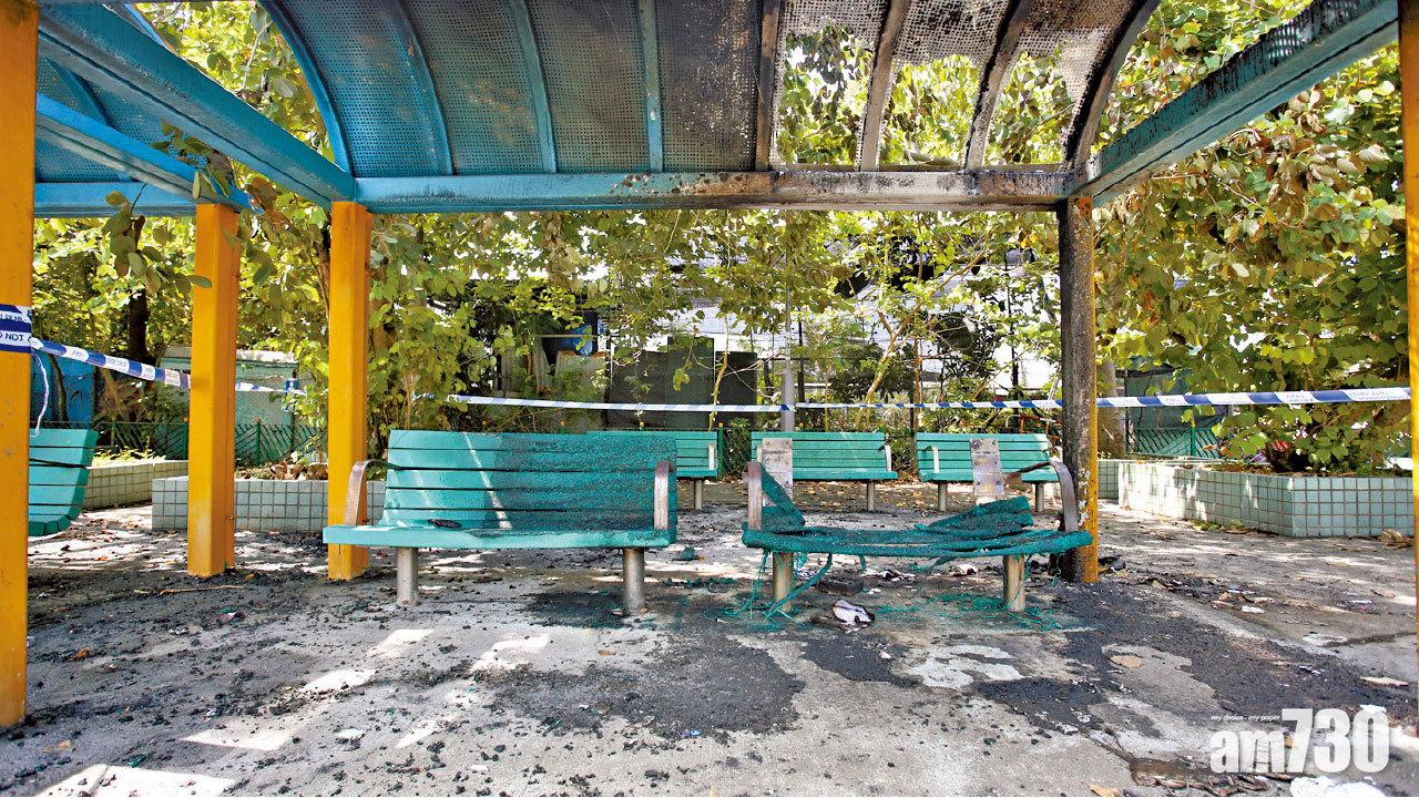 (圖1、2)元朗大樹下西路休憩公園,兩張長凳及簷篷遭焚毀。(黃文山攝)