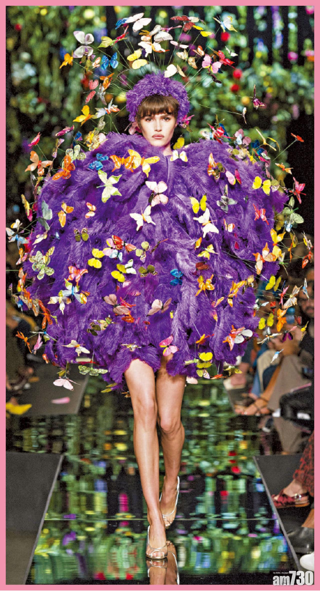 羽毛長裙被雕刻成蝴蝶展翅的款式,剪裁鬼斧神工。