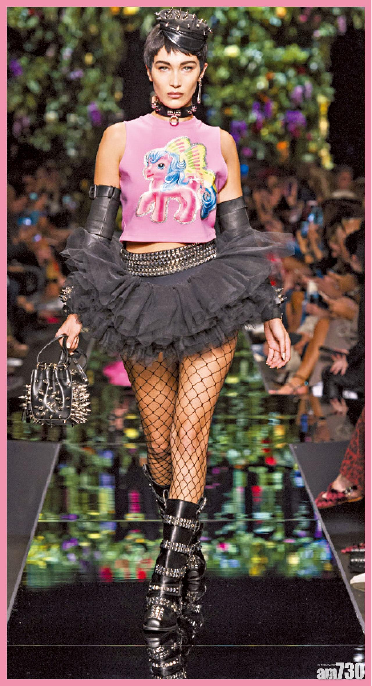 彩虹小馬背心配搭黑色迷你芭蕾舞裙,外加鉚釘皮革配飾,Cute與cool同處得非常順眼。