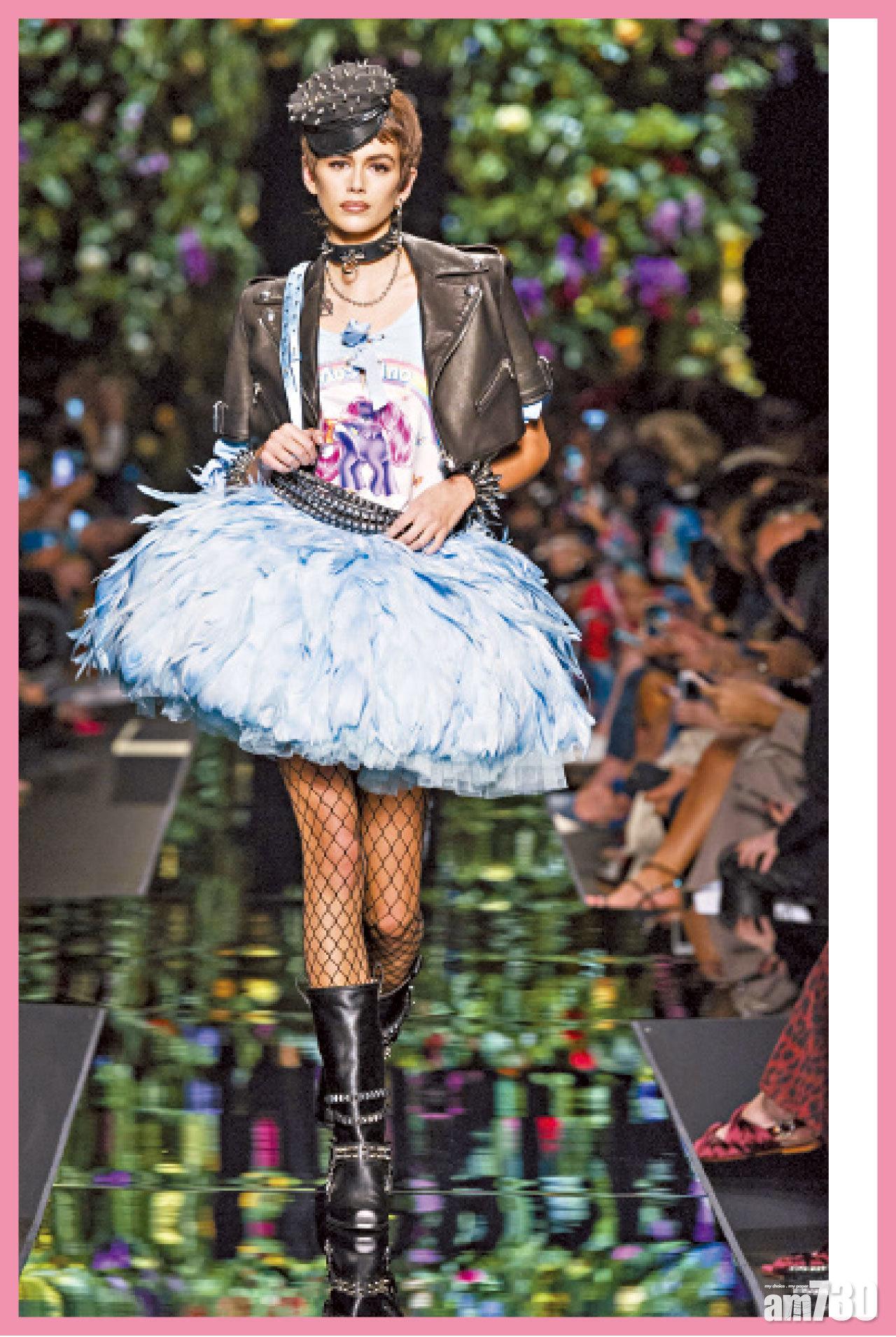 黑色biker jacket配搭《天鵝湖》羽毛裙,再加入彩虹小馬增加青春童趣。