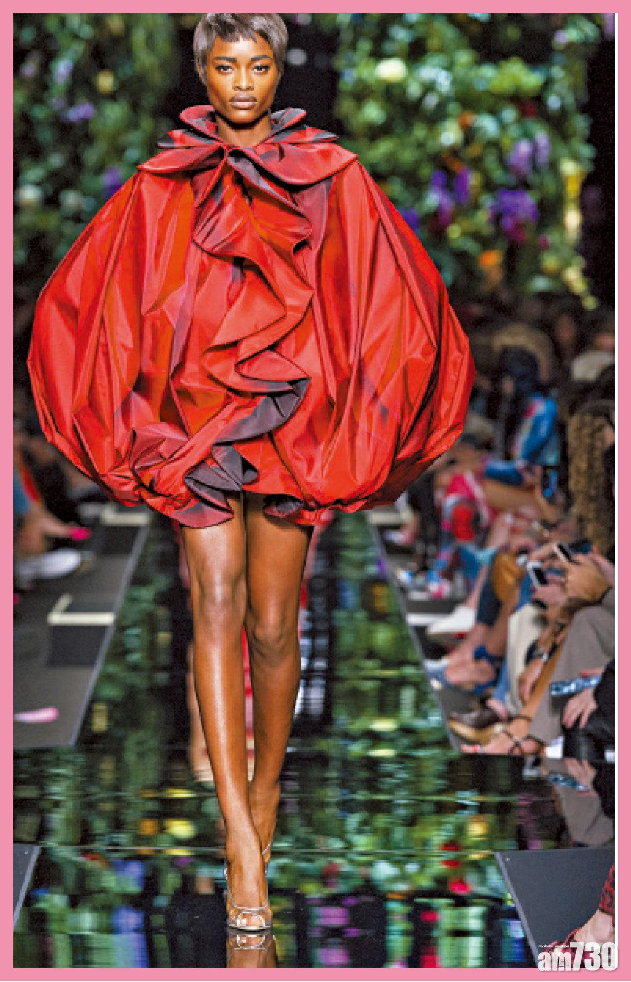 含苞待放的玫瑰花裙,盡顯Jeremy Scott鬼才功架。