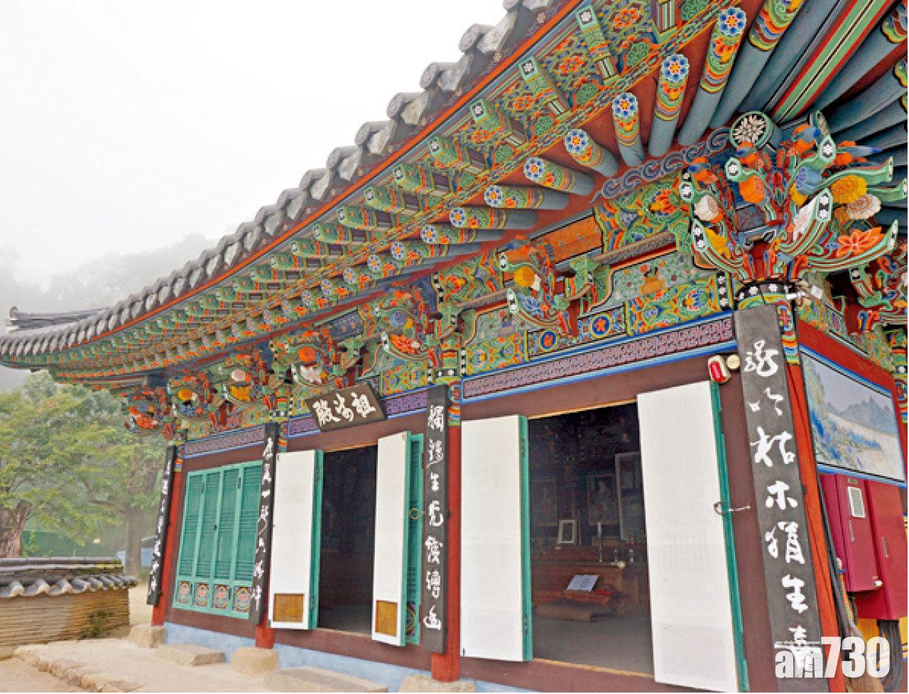 寺內有不少裝飾都是有點褪色,據說是刻意讓它變舊,令人更覺其有千年歷史的感覺。