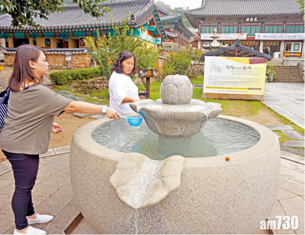 寺外洗手的水池以蓮花為設計造型。