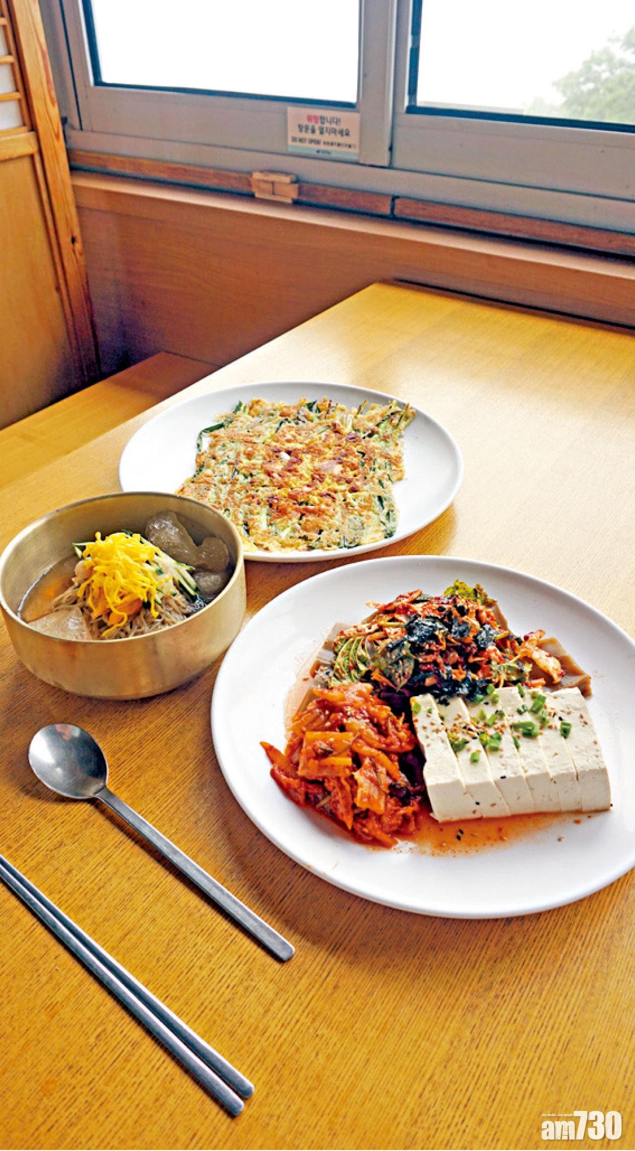 在八公山觀景台上的餐廳一邊享用大邱料理一邊欣賞山色,妙哉!