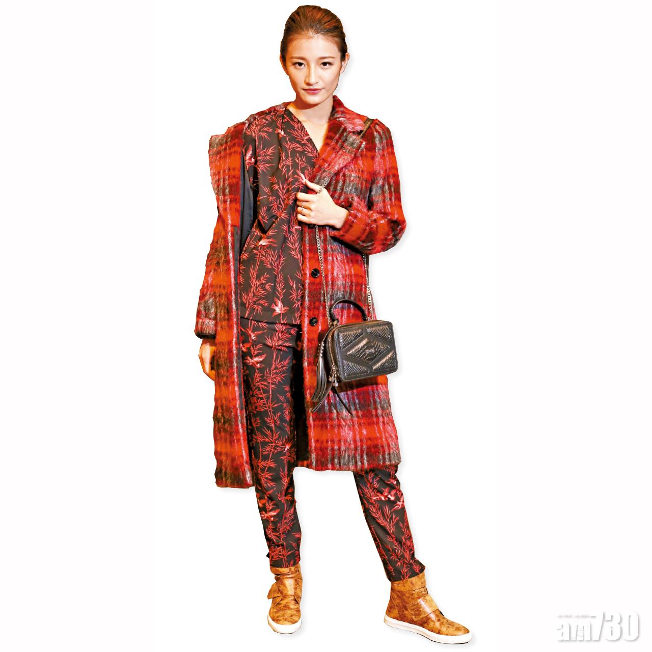 黑紅色絲綢floral print blouse $3,830(C)
黑紅色格紋圖案羊毛絨long coat $10,690(C)
黑紅色絲綢floral print pants $3,560(C)
黑色皮革shoulder bag $3,230(C)
金色皮革sneaker $4,460(A)