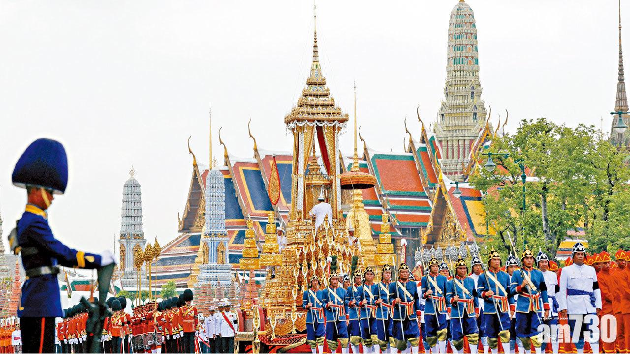 象徵靈柩的黃金甕缸由馬車載著移送至火葬場地,讓民眾向普密蓬作最後致敬。(路透社)