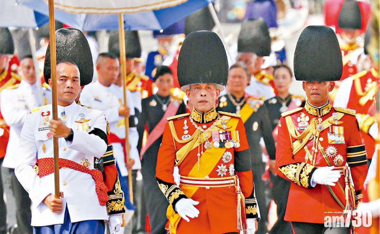 泰王哇集拉隆功(中)率儀仗隊護送靈柩。