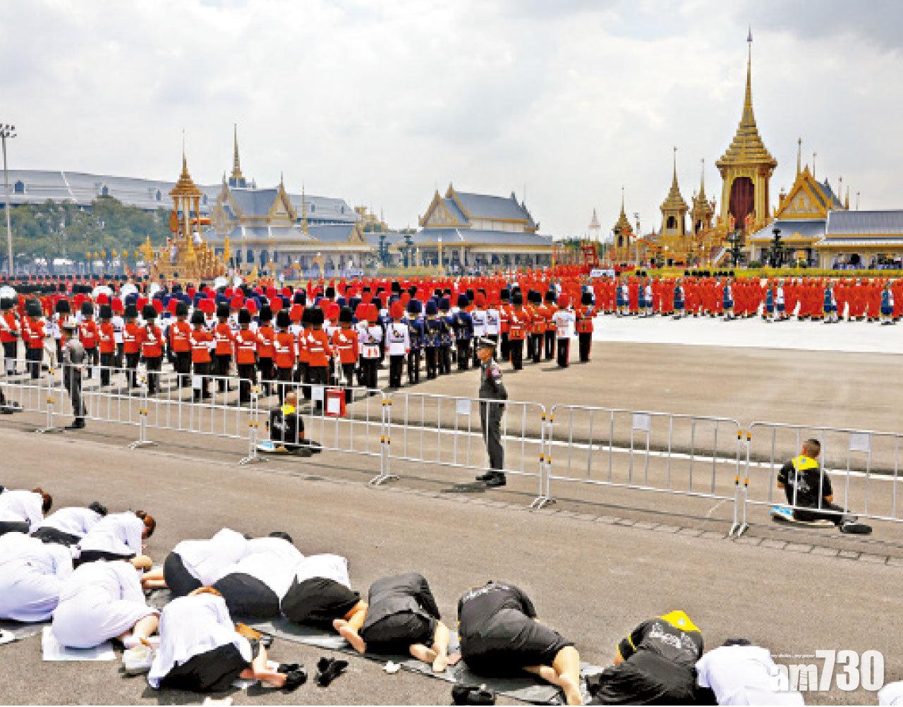 靈柩抵達火葬場地。