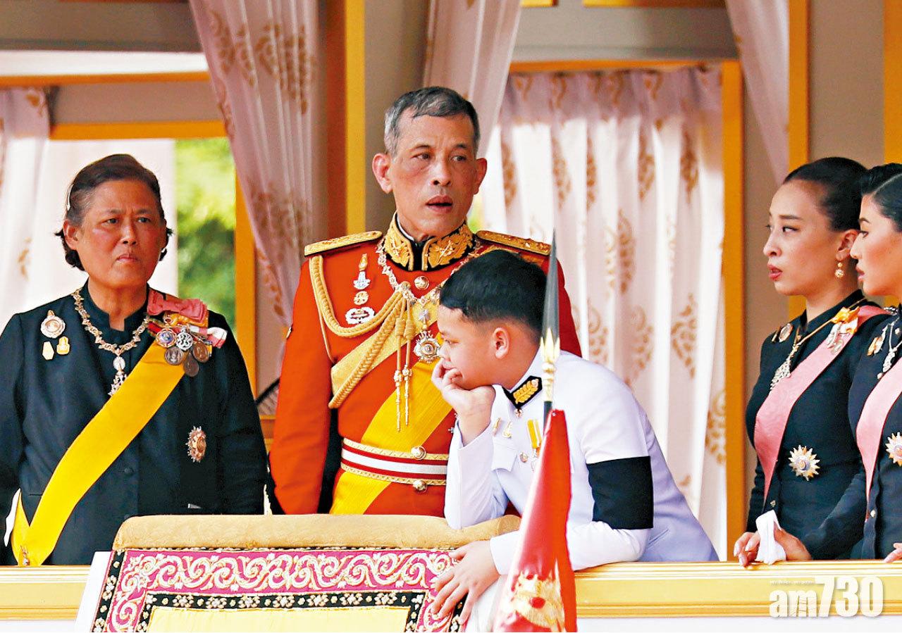 泰王哇集拉隆功主持父親普密蓬的葬禮,旁為其3名子女及妹妹詩琳通公主(左)。