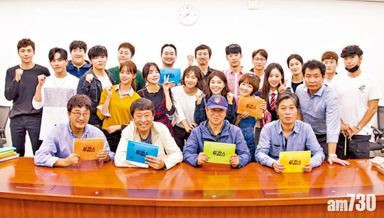 全劇演員在準備拍攝前圍讀劇本的情況。