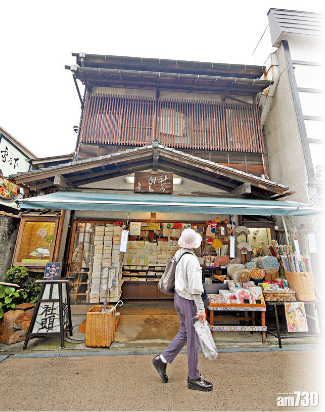 街上仍保留不少傳統町家,每棟都擁有黑瓦和蟲籠窗。