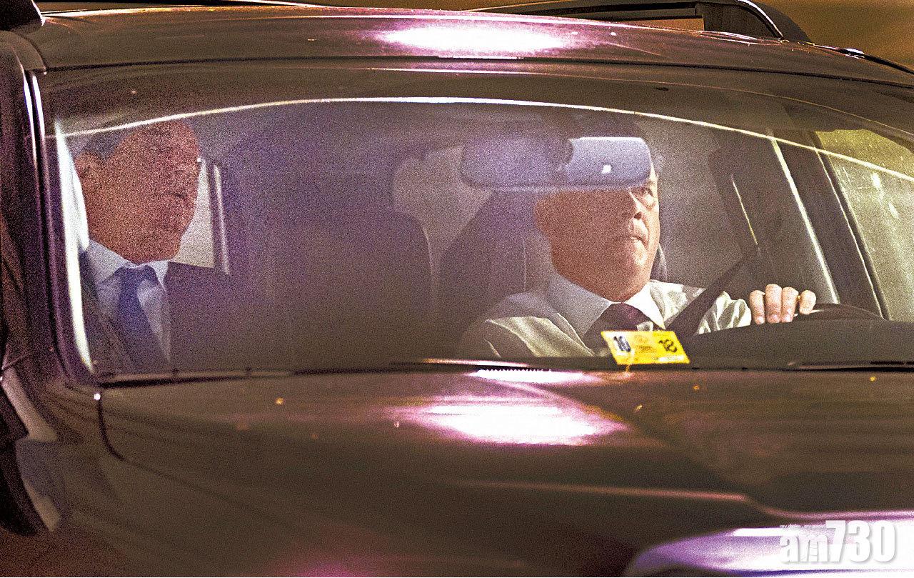 馬納福特(圖左)昨乘車離開寓所,前往FBI辦公室自首。(美聯社)