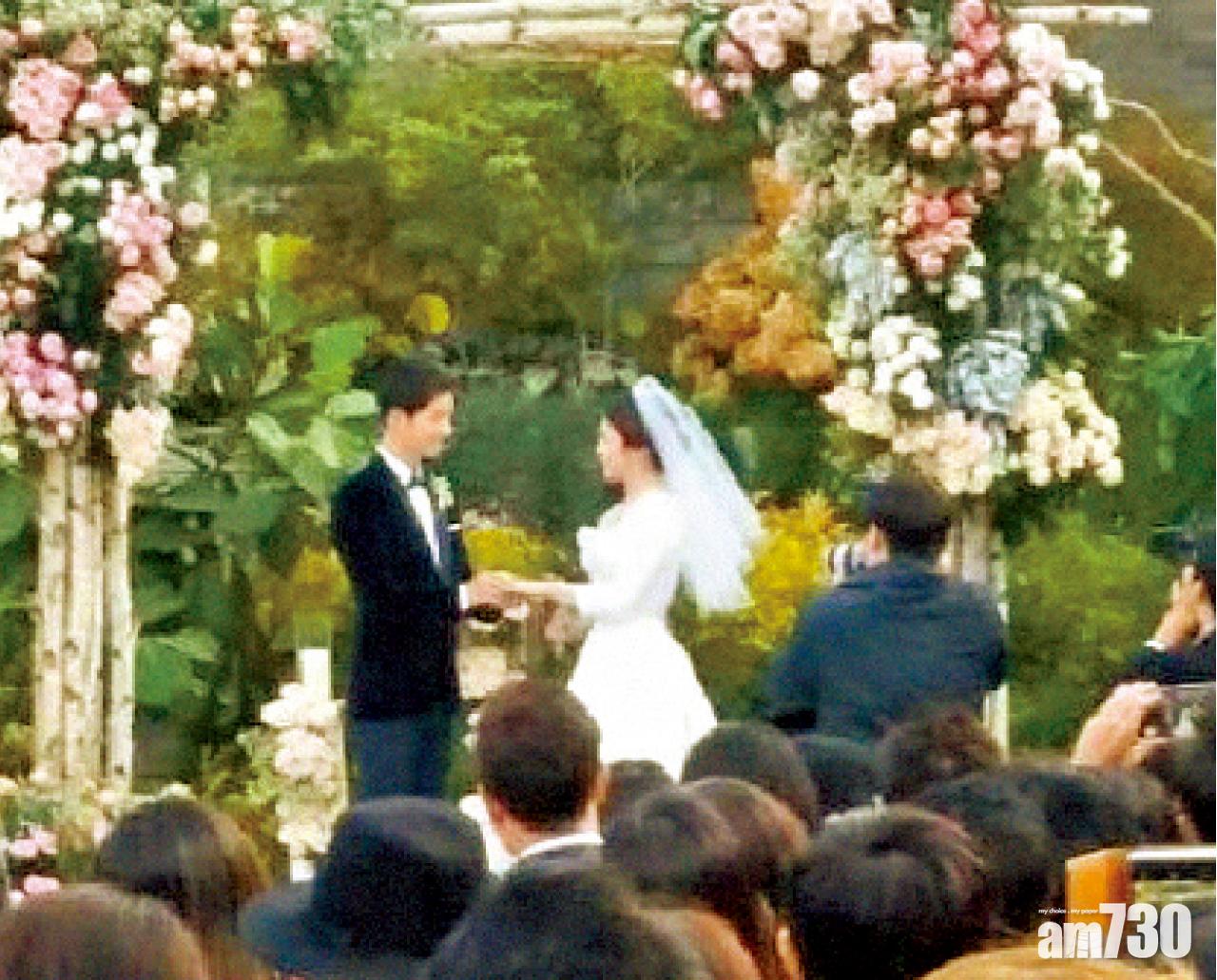 一對新人在賓客見證下完婚。