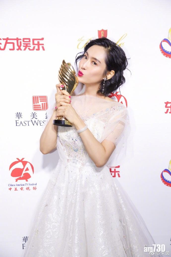 (朱茵微博照片)