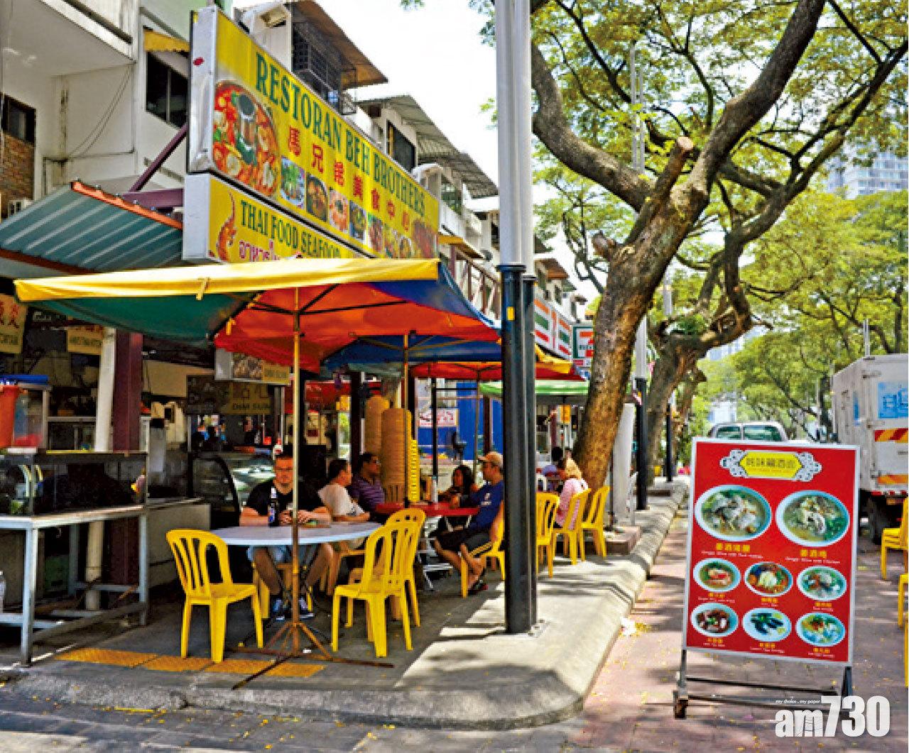 亞羅街就是大排檔聚集地,即使日間,露天的桌椅亦坐滿遊客。
