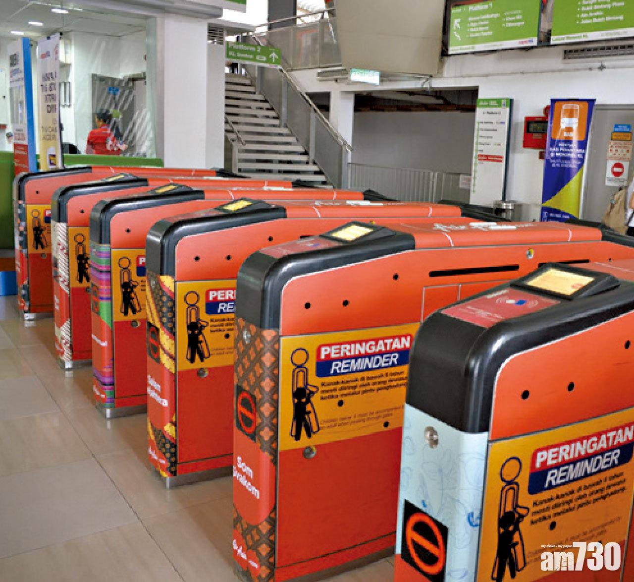 吉隆坡的鐵路運輸包含輕快鐵(LRT)、單軌鐵路、鐵路和機場鐵路。輕快鐵系統有格拉那再也綫和安邦綫這兩條路線,串連吉隆坡市區與各地主要郊區。