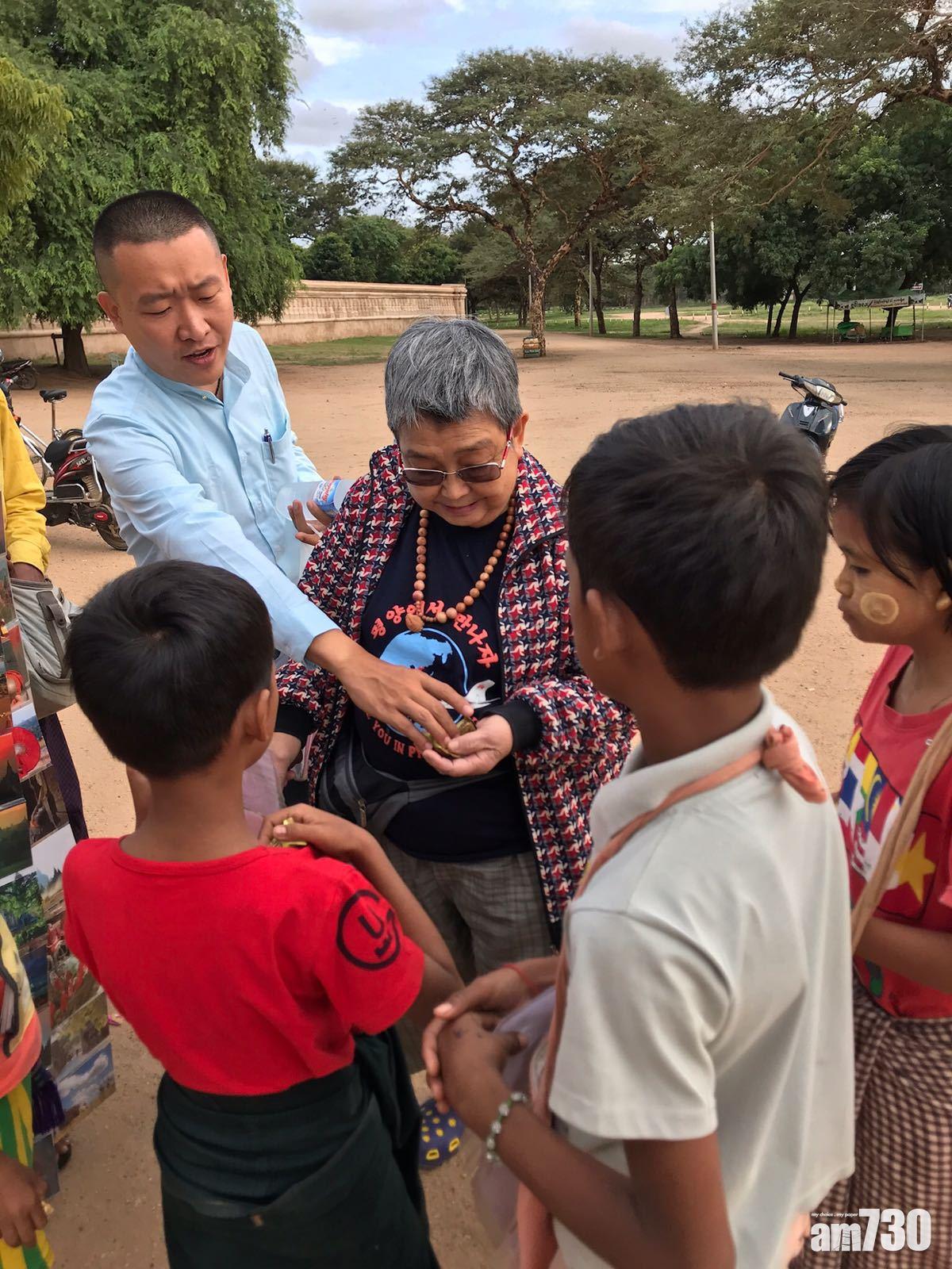景區小孩圍攏我媽媽 (照片由作者提供)