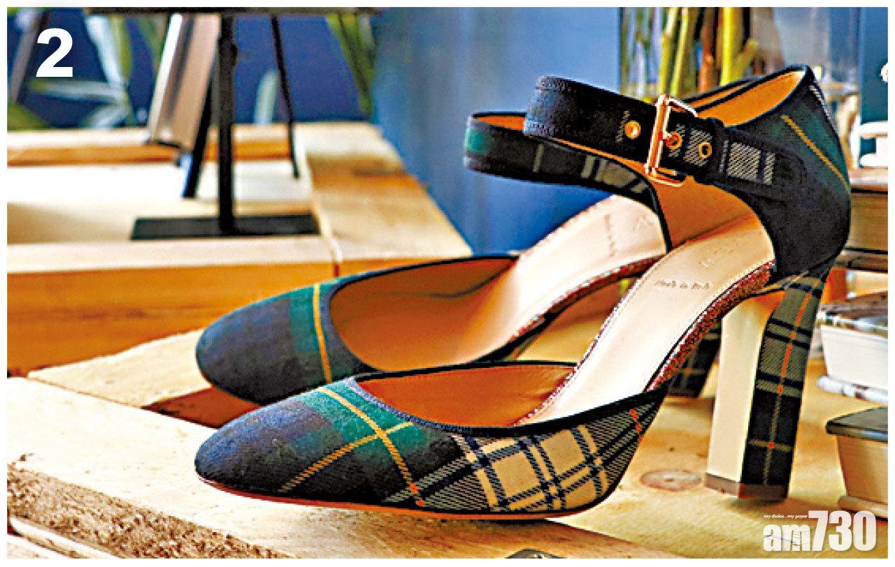 1及2 今季鞋款加入蛇皮及傳統格紋。