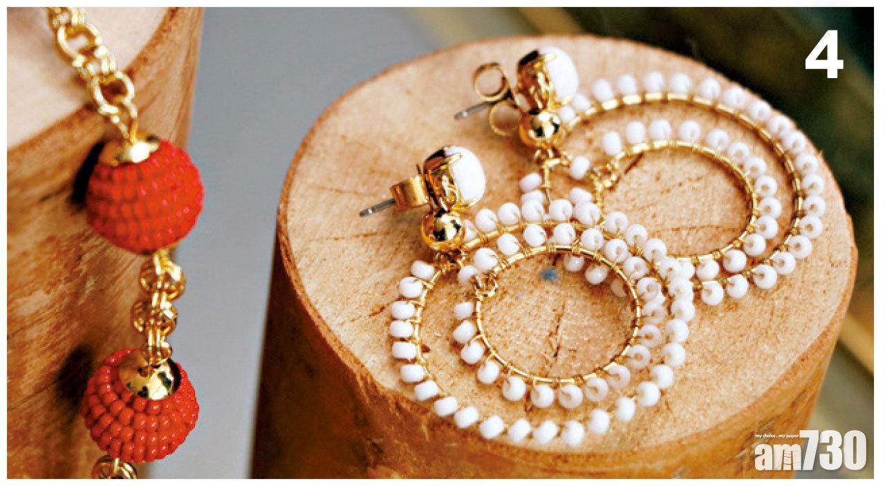 3及4 配飾方面,鮮紅流蘇頸鍊與白色雙圈耳環,點綴秋日造型。