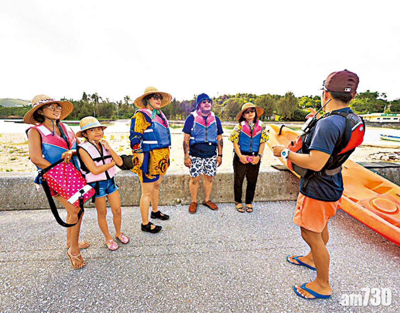一開始,教練先在岸邊教授獨木舟的基本操控技巧。