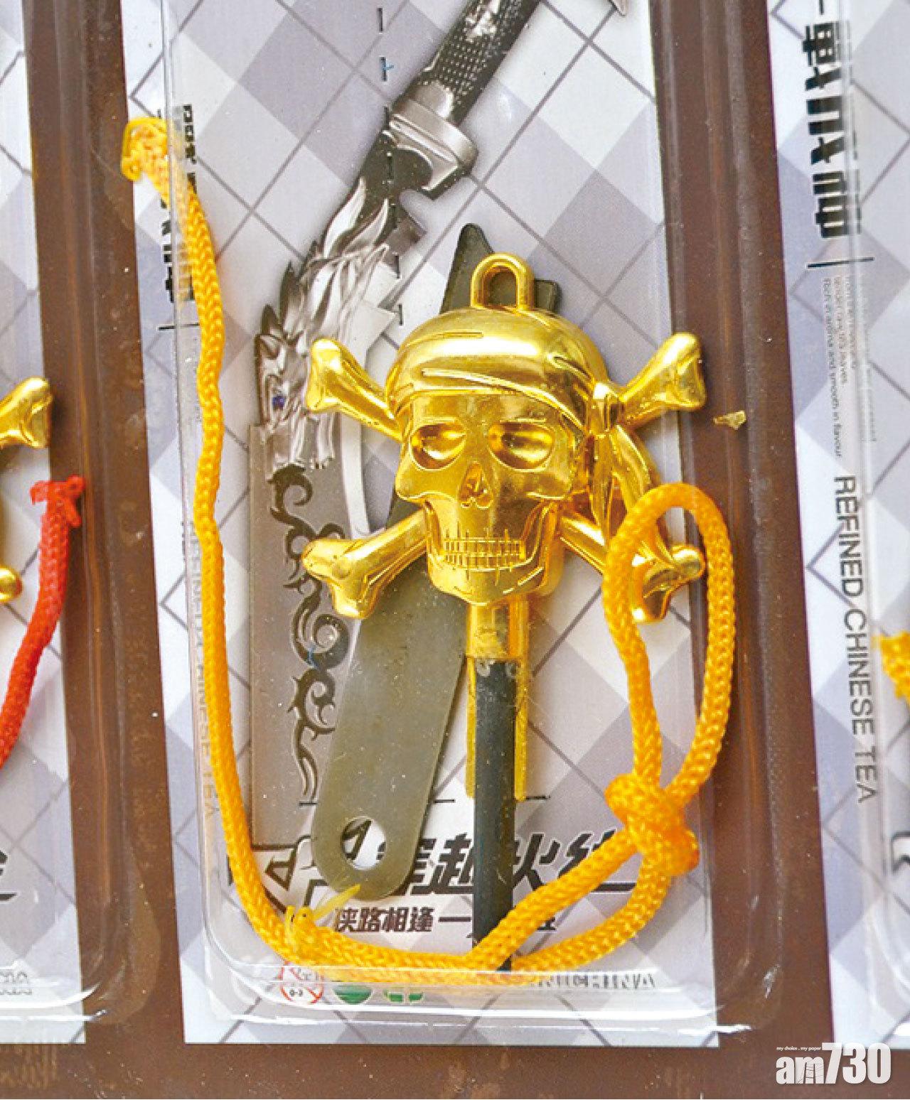 玩具打火石有魔劍及槍枝等造型,吸引兒童購買。(互聯網)