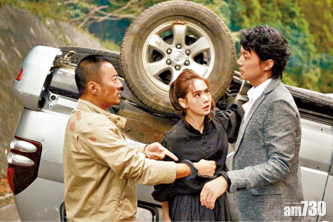 兩個男人扣著手銬,互有不滿,最後卻一人一槍,以「雙鎗」合拍地殺出重圍。