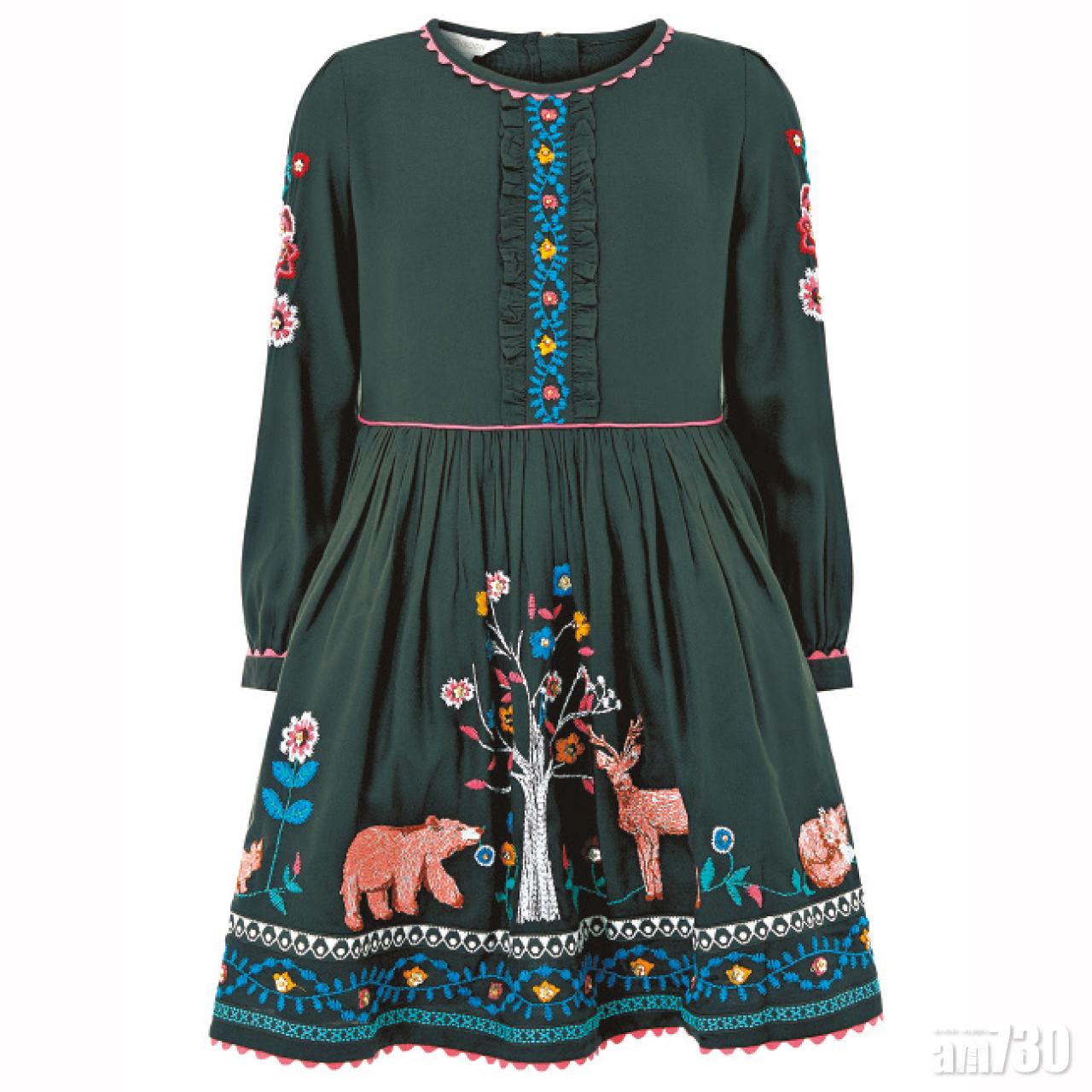 小女孩亦可來一番民族風,墨綠色民族連身裙,繡上動物圖案流露童真。($610)