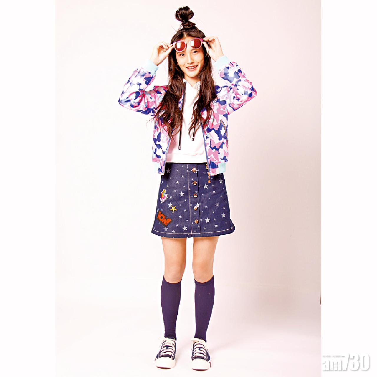 色彩繽紛的色丁外套,蝴蝶迷彩圖案,活力中不失少女氣息。($538)