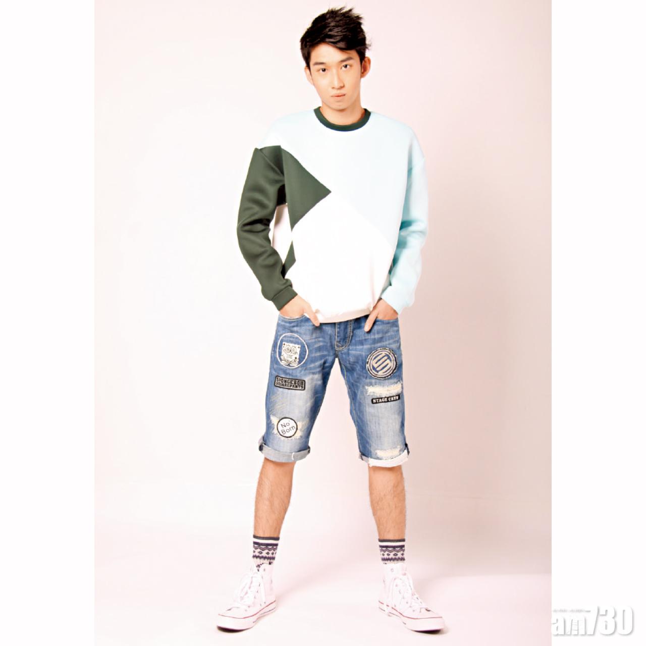 想擺脫男童稚氣,幾何圖案衛衣配及膝繡章牛仔褲,突出青少年的隨意感。(未定價)