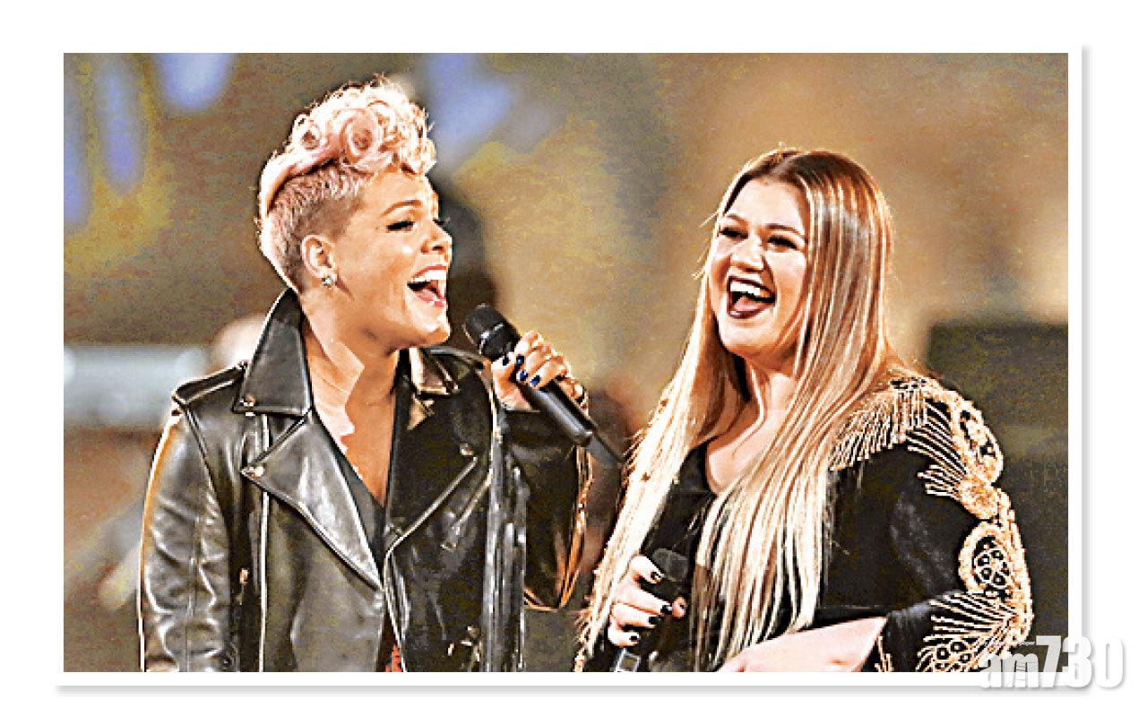 Kelly Clarkson和Pink難得合作演出。