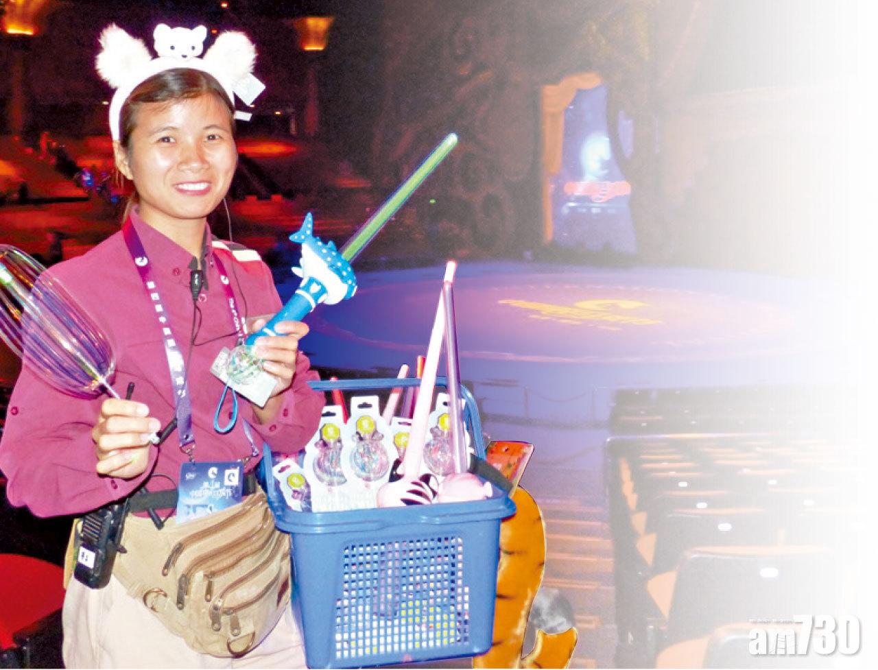 場內出售螢光棒,增加氣氛。