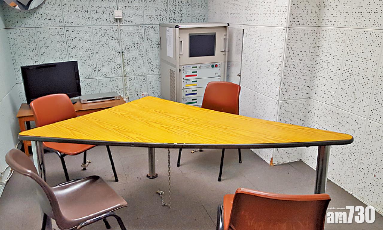 錄影會面室的桌椅均以鐵鏈鎖在地上,防止疑犯突然執起發難。