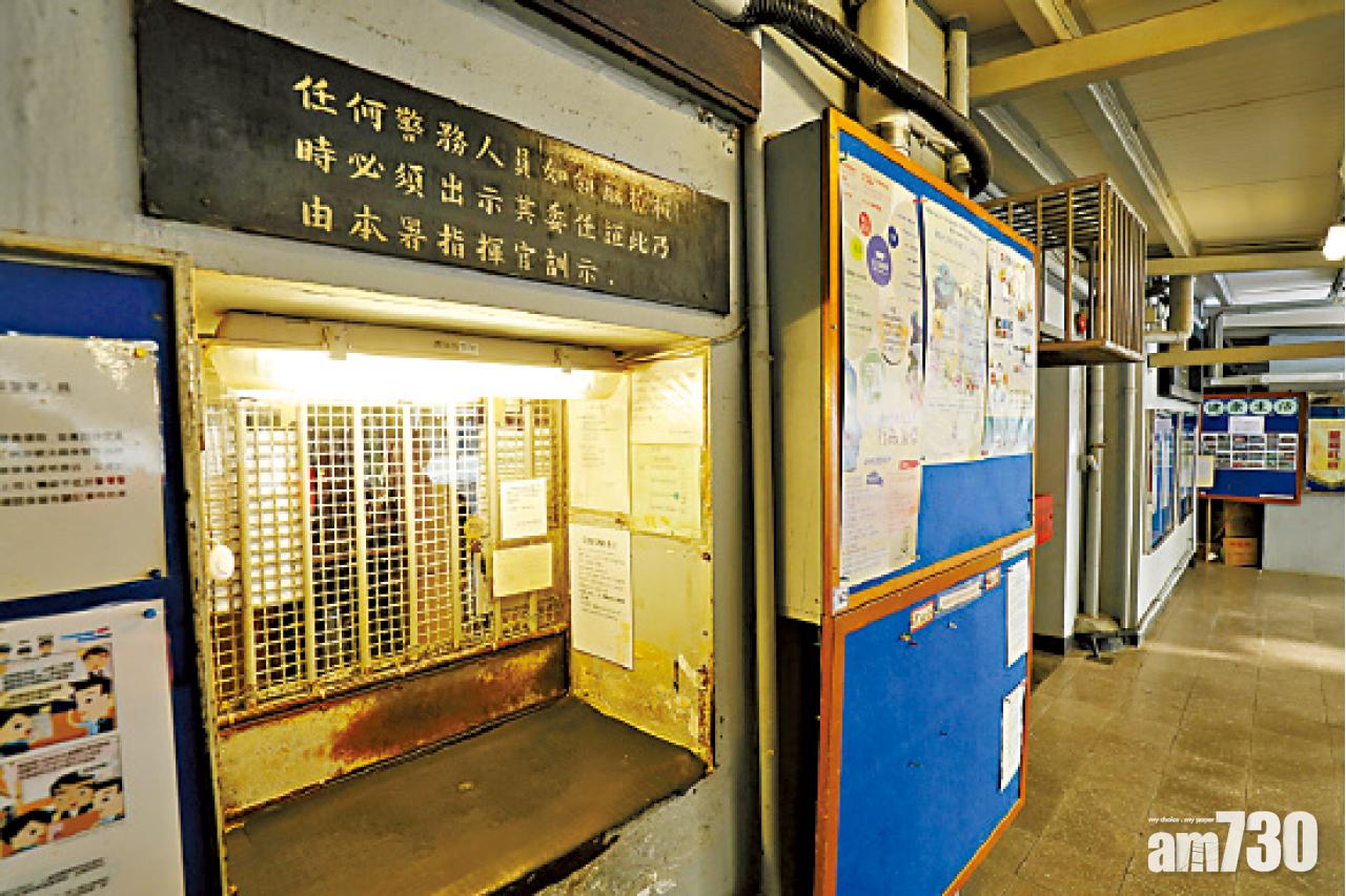 警署保留手寫的告示牌。