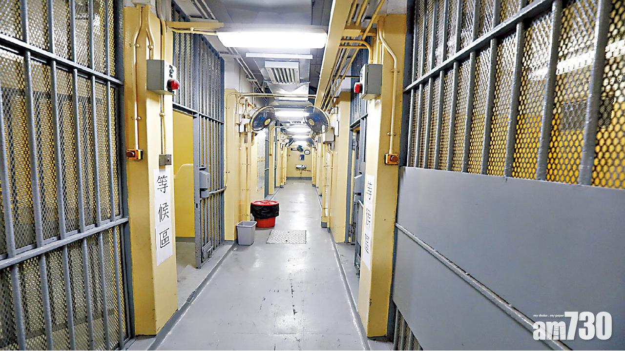 羈留室的狹長走廊予人神秘感覺。