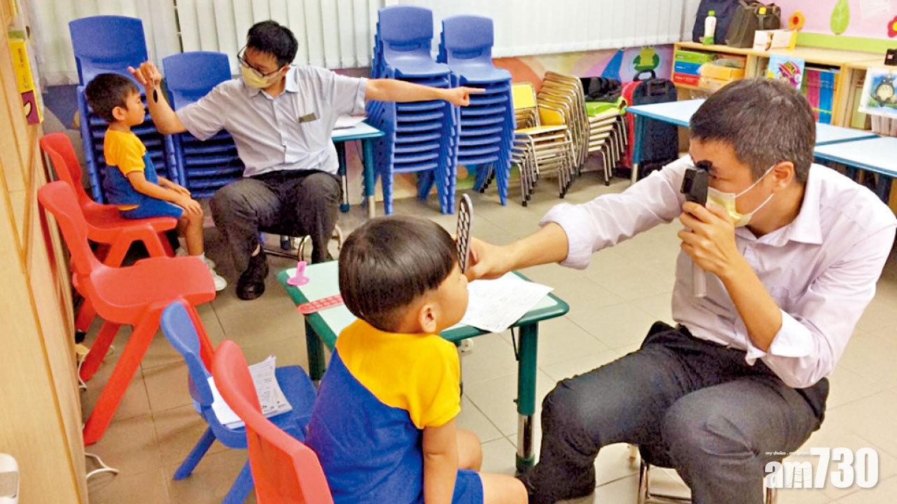 香港盲人輔導會視光師及職員到幼稚園為學生提供視覺篩查。