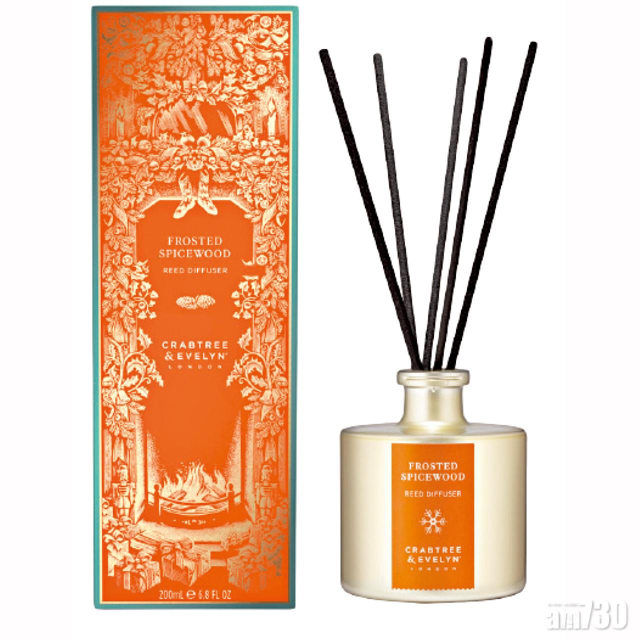 Frosted Spicewood家居香氛瓶
散發出雪松清香,配合粉紅胡椒、辣丁香、檸檬、紫羅蘭、百合、紅桑莓的香甜,調配出富節日氣息的香氣。採用冷壓萃取技術,保留香氣神髓。$495/200ml